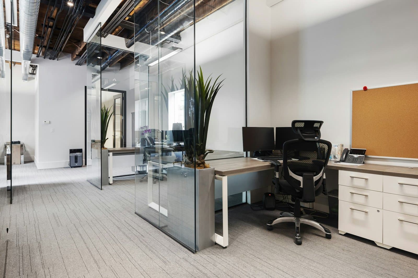 Where Should Glass Partitions Go in a Small Office?-image